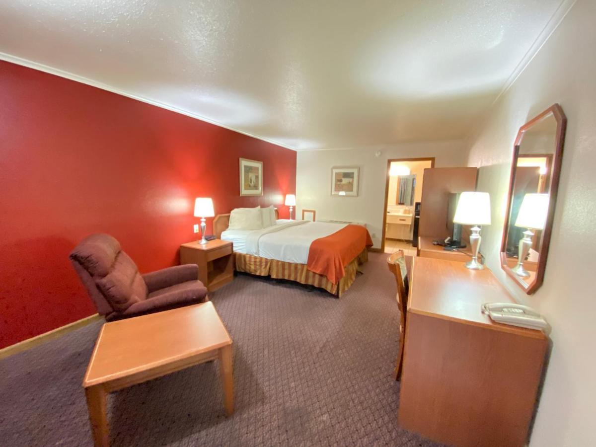 Fort Hays Inn Kültér fotó