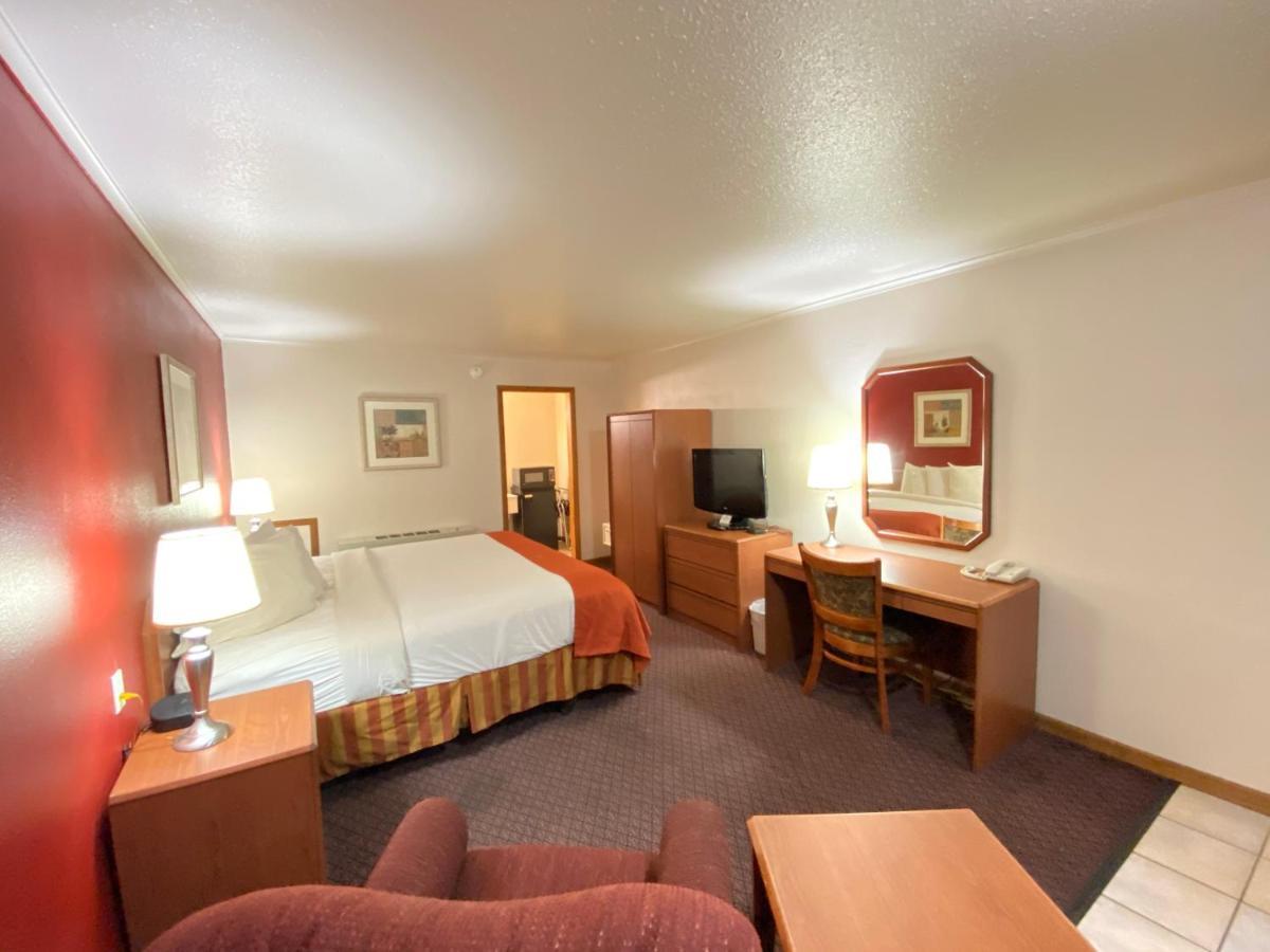 Fort Hays Inn Kültér fotó