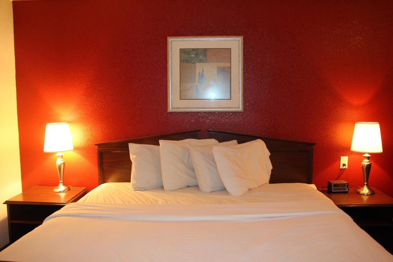 Fort Hays Inn Kültér fotó