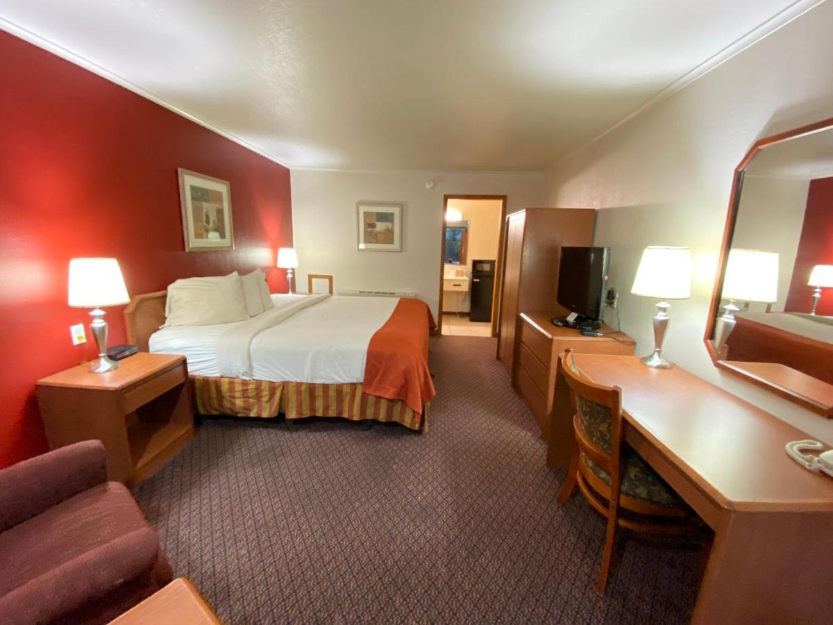 Fort Hays Inn Kültér fotó